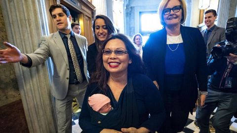 La senadora dem�crata de Illinois, Tammy Duckworth, entra con su hija de 10 d�as de nacida, Maile Pearl Bowlsbey, a la sala del Senado para votar en contra de James Bridenstine