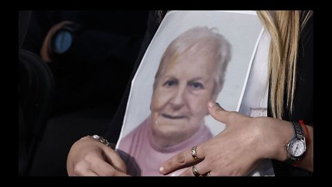 Familiares de las víctimas con fotos de sus seres queridos