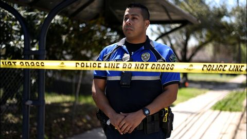 Agentes del FBI, en el vecindiario donde se produjo la tercera explosici�n, en Austin