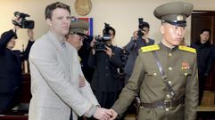 Fotografa que muestra al estudiante Otto Frederick Warmbier, esposado durante su juicio en la Corte Suprema de Corea del Norte