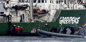 Momento en el que la polic�a holandesa asalta el �Rainbow Warrior� en el puerto de R�tterdam.