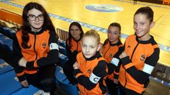 Paula, Sara, Martina, Iria y Valeria, las capitanas de los equipos de base del Burela FS, lucen el brazalete en el Vista Alegre.