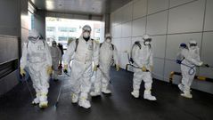 Trabajadores desinfectando la iglesia de Daegu, posible foco de los contagios