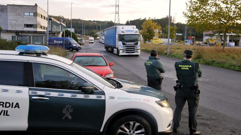 Agentes de la Guardia Civil a la entrada de Ledoño