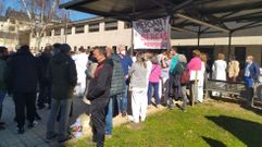 Los guardias de seguridad del Hospital Comarcal de Valdeorras protagonizaron dos protestas a las puertas del centro para denunciar que no han cobrado las n�minas de enero y febrero