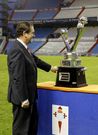 Caballero hizo entrega del trofeo el pasado s�bado.