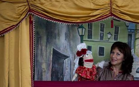 Sof�a Iglesias aparece dando muestra de su habilidad para contar historias a trav�s de las marionetas