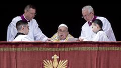 El papa felicit� este domingo, de forma breve, la Pascua a los asistentes a la plaza de San Pedro.