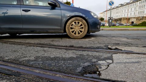 Carretera en mal estado en la zona de la rotonda del castillo de San Ant�n