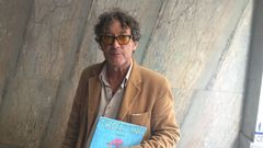 Ant�n Valcarce con un ejemplar de un libro que public� con anterioridad