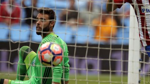 Sergio �lvarez 5. No tuvo el problema de juego de pies del Bernab�u y poco tuvo que decir en los goles. 