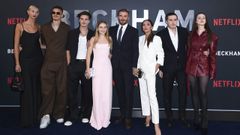 Mia Reagan, Romeo Beckham, Cruz Beckham, Harper Beckham, David Beckham, Victoria Beckham, Brooklyn Beckham y Nicola Peltz, en una de sus �ltimas im�genes p�blicas juntos en octubre del 2023