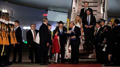 Acompa�ado de tecnoempresarios. Trump baj� del avi�n acompa�ado de Elon Musk y de su hijo Eric, que dispara su fortuna gracias a las criptomonedas, su nuera Lara. En la foto saludan a Han Zheng, el vicepresidente del gigante asi�tico