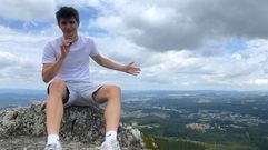 lex Villaravid en uno de los vdeos que hace para divulgar las leyendas e historia que rodean al Pico Sacro en redes: <span lang= gl >Moitos cren que  unha lenda cousas que ocorreron, como a existencia dunha fortaleza na cima.</span>