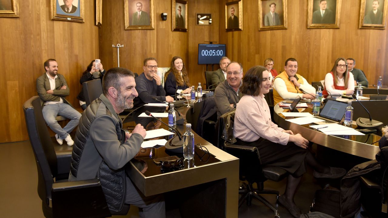 Aplausos, abrazos y elogios en el pleno de despedida de Vilariño