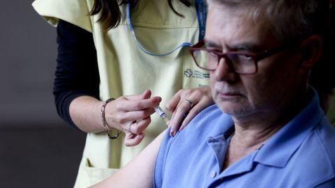 Vacunaci�n contra la gripe en la residencia de mayores Porta do Cami�o. 