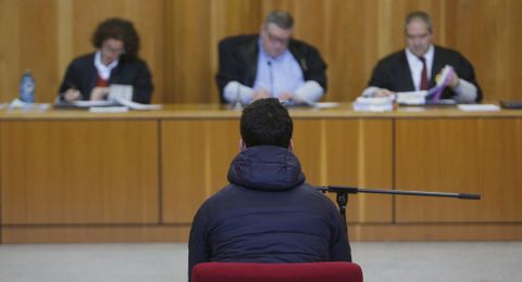 El joven autor de los tocamientos a menores, de espaldas. 