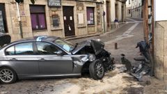 Del accidente resultaron tres heridos, los ocupantes del coche y un peat�n