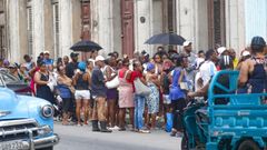 Personas esperan su turno para comprar alimentos antes que se daen por falta de electricidad en una tienda estatal, este lunes en La Habana.