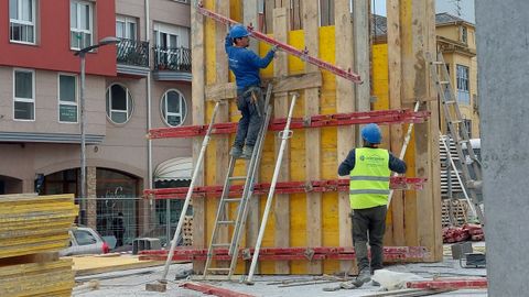 Obreros trabajando ayer en uno de los dos edificios que se est�n construyendo en la actualidad en Ribadeo, el residencial San Francisco
