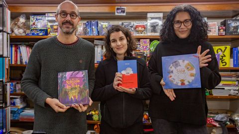 Raquel Fern�ndez (en el centro) junto a dos de sus compa�eros en la librer�a Paz