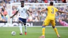 Marc Gu�hi conduciendo el bal�n durante un partido con la selecci�n inglesa