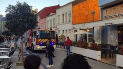 Los bomberos, entrando en una casa de la r�a Menorca donde hab�a una persona de avanzada edad herida.