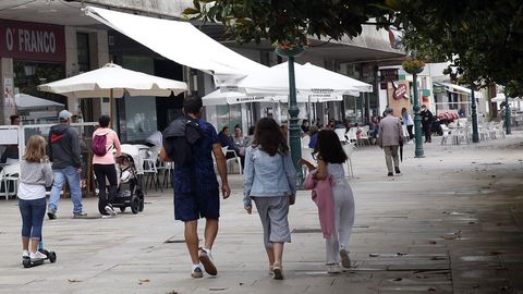 La noticia del brote de coronavirus en Ribeira no ha afectado la vida cotidiana de los vecinos, salvo alg�n comentario sobre la situaci�n. La mejor�a del tiempo por la tarde permiti� disfrutar de las terrazas, como se ve en la foto, con la consiguiente distancia de seguridad entre las mesas. El concello, de momento, no piensa adoptar medidas extraordinarias