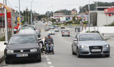 Javier Agraso abre el camino para su amigo Baldomero Castro en la parte m�s peligrosa de la carretera que usan todos los d�as. 
