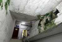Las escaleras que conducen al subterr�neo ofrecen una palpable imagen de deterioro. 