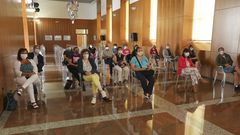 Invitados en una sala aparte del Parlamento, siguiendo la investidura