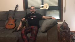 ?El Cheve, del grupo ourensano Los Chamacuelos, recuerda la importancia de quedarse en casa a trav�s de una versi�n con mucho ritmo y humor