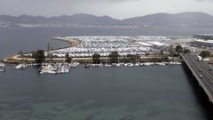 Vista area de la terminal de Bouzas llena de vehculos