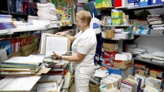 Imagen de archivo de una librera preparando los encargos de material y libros para el inicio de curso