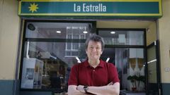 Manuel Rodríguez, delante de su local.