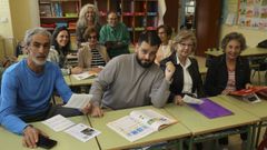 Un grupo de profesores del CEP Campolongo de Pontevedra, algunos ya jubilados, se juntan por los cincuenta a�os del colegio p�blico
