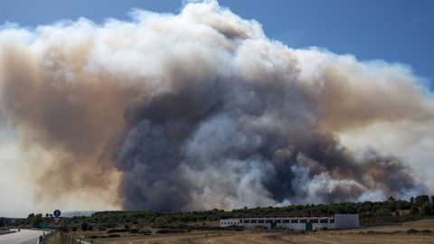 La humareda del incendio en la parroquia de Seoane