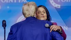 Tulsi Gabbard, nominada a directora de Inteligencia Nacional, abraza a Trump en un mitin en Georgia.