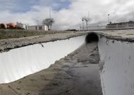 El canal de recogida de pluviales, que antes cubr�a la arena, se encuentra ahora al descubierto. 
