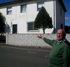 N��ez ante la casa natal del religioso, en la aldea de Seoane.