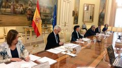 La ministra de Educaci�n, Isabel Cela�, en el centro, junto al secretario de Estado de Educaci�n, Alejandro Tiana (a su derecha) al inicio de la reuni�n con los consejeros auton�micos para hablar del curso y la selectividad