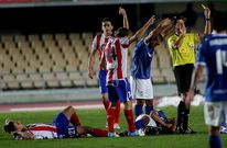 Fran Sol, tumbado en el c�sped de Chap�n, despu�s de chocar contra un jugador del Xerez.