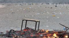 Restos de hoguera y basura en la playa del Orz�n tras San Xo�n