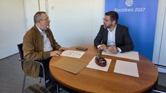 Un momento de la reunin� entre el delegado territorial de la Xunta en Pontevedra, Pablo Fern�ndez (derecha), y el secretario de O Chedeiro, Juan Jos� Esper�n