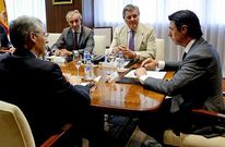 Soria, junto al conselleiro Francisco Conde (de espaldas), durante la reuni�n de ayer.