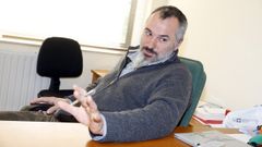 El profesor de la Universidade de Santiago (USC) Luciano M�ndez, sancionado por vejar a dos alumnas haciendo comentarios en clase sobre sus escotes
