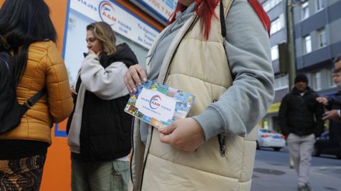 Afectados por la estafa de la agencia de viajes de A Coruña, delante del negocio en diciembre del pasado año