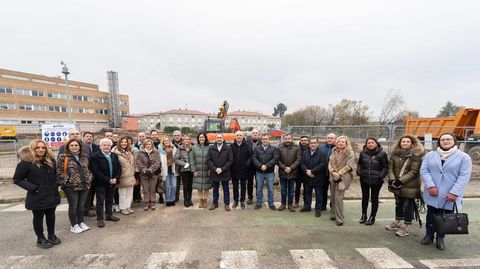 Julio García Comesaña y Paula Prado, junto a alcaldes y portavoces del PP, en su visita a las obras del Hospital Comarcal de Verín
