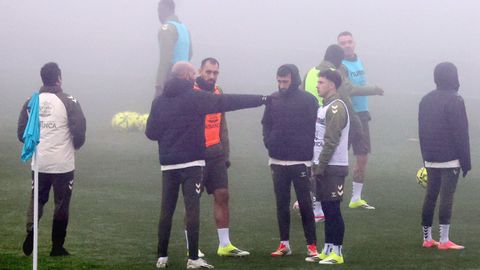 Claudio Gir&aacute;ldez, dando instrucciones a Dur&aacute;n y Borja en presencia de R&oacute;ber Fern&aacute;ndez.