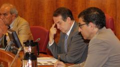 El alcalde de Vigo, en un pleno, flanqueado por dos altos funcionarios del Ayuntamiento